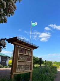 Neues Insektenhotel mit bepflanztem Dach