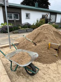 neuer Sand f&uuml;r den Spielplatz